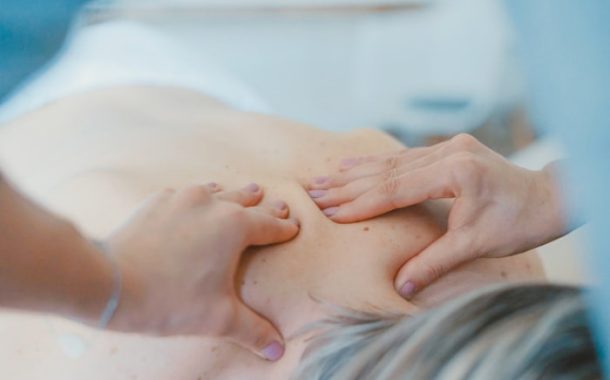 اهمیت ماساژ درمانی برای سالمندان | درمان مشکلات حرکتی و تعادلی سالمندان