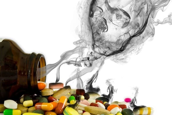 خطرات مکمل‌های غذایی | عوارض و نکات ایمنی مصرف مکمل‌ها